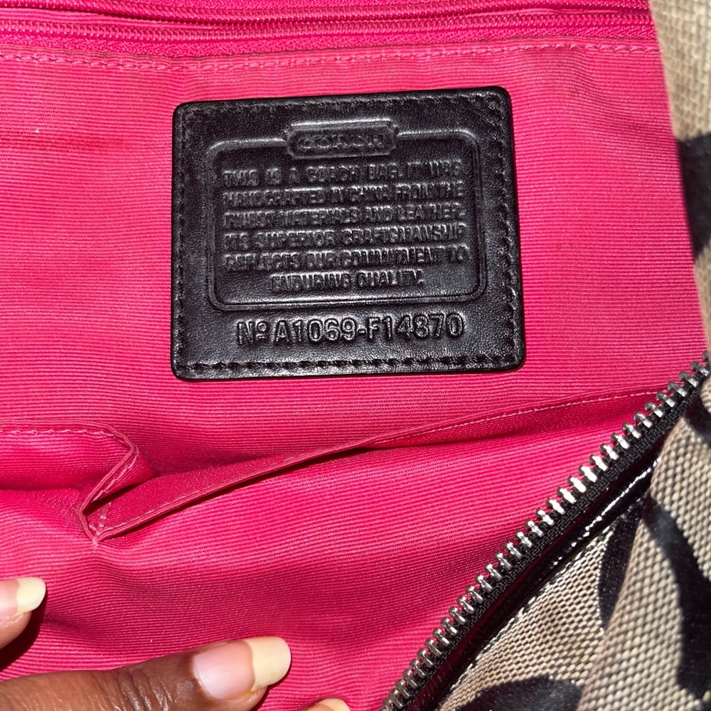 Signature Coach shoulder bag with Fuschia lining